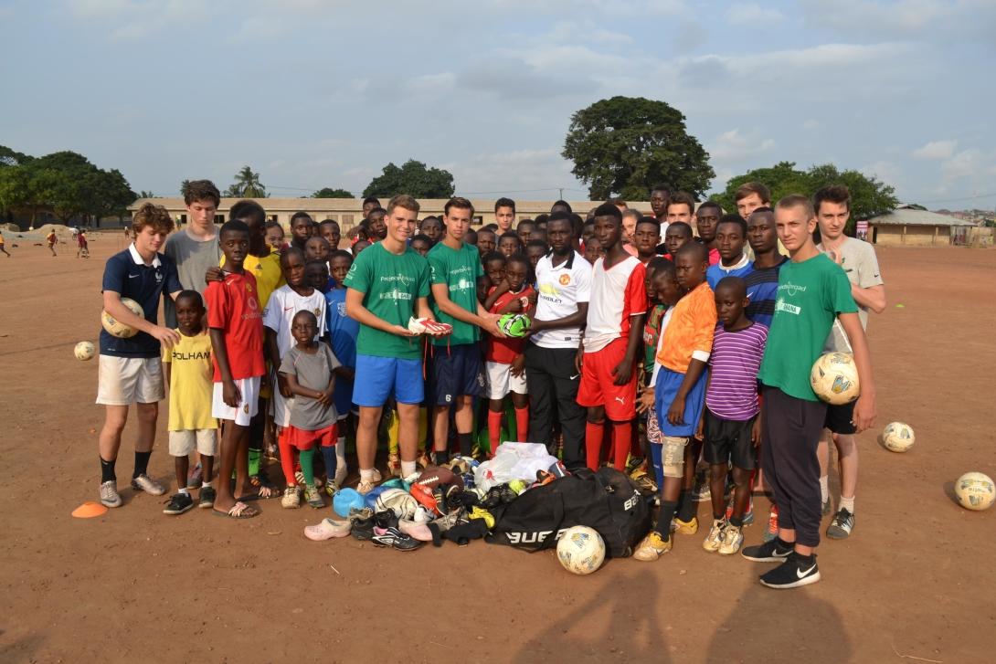 Chantier humanitaire Football au Ghana - volontaires et joueurs Chantier humanitaire Football au Ghana - volontaires et joueurs